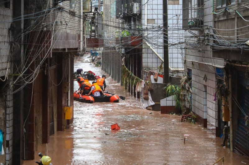 Zaplavený okres Wan-čou v provincii Čchung-čching, nedaleko přehrady Tři soutěsky