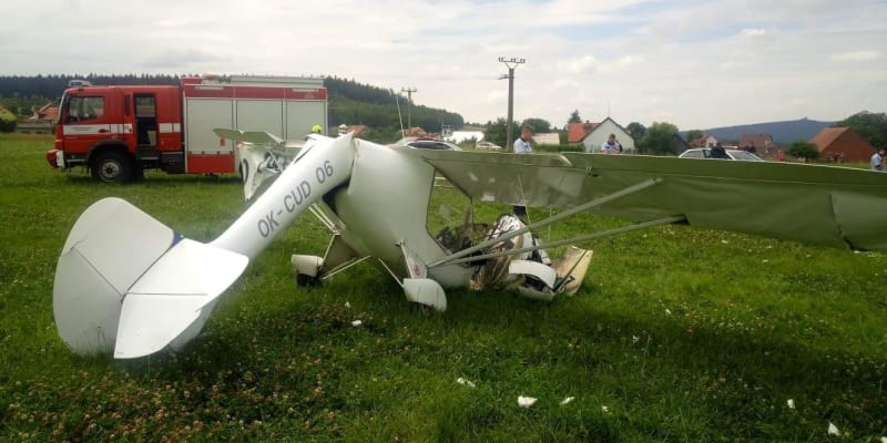 Při nouzovém přistání utrpěl středně těžká zranění.
