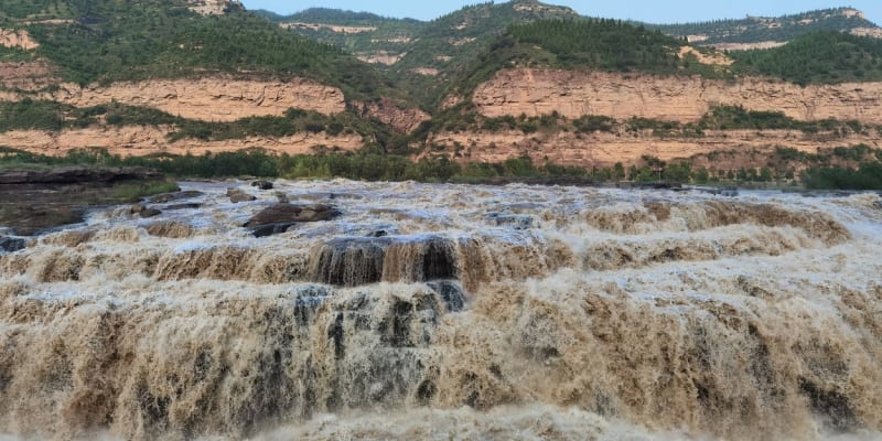 Rozvodněná Žlutá řeka vylepšila vodopád v centrální Číně