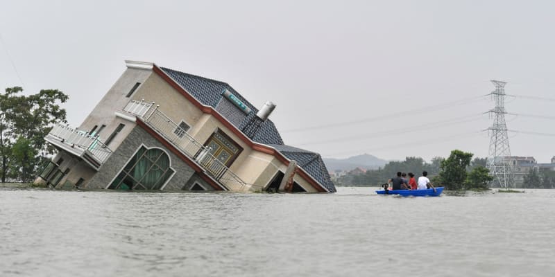 Povodněmi zničený dům v provincii Ťiang-si 