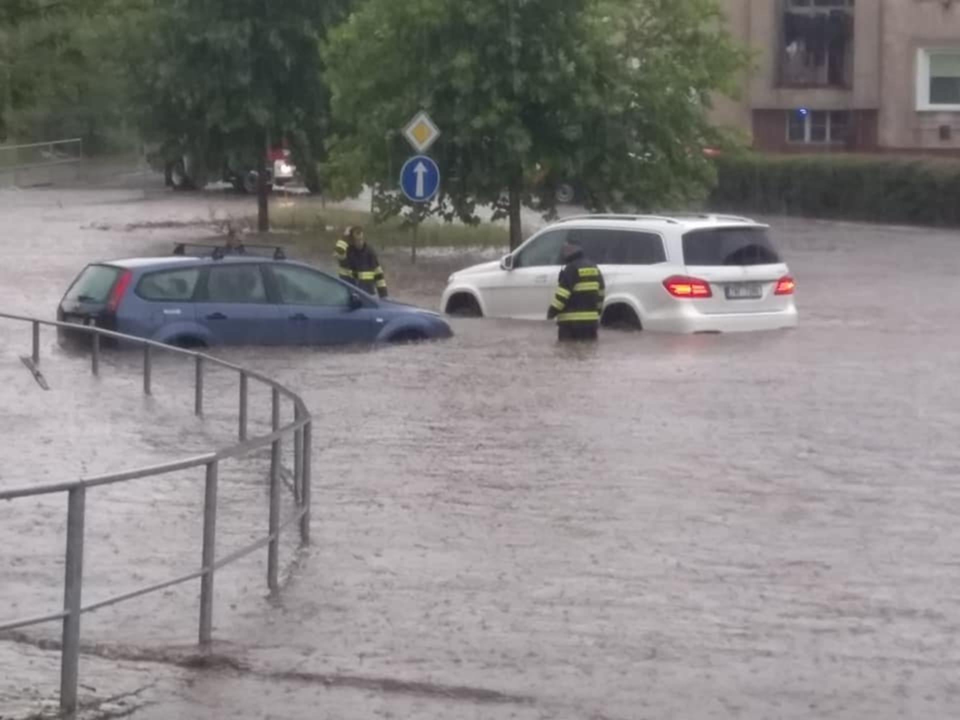 Hasiči v Rakovníku pomohli s evakuací 11 lidí z několika vozidel (zdroj: Jirka Tuček)