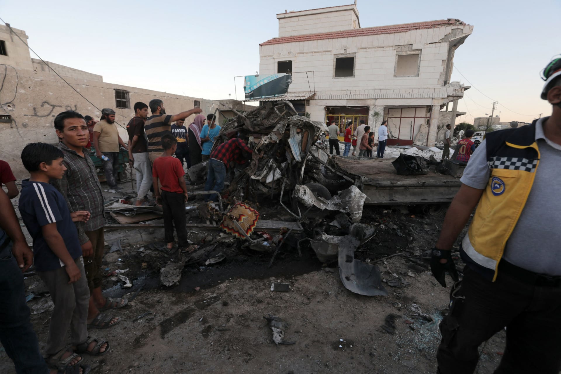 Nejméně pět mrtvých a 85 zraněných si vyžádal dnešní výbuch bomby nastražené v automobilu na severu Sýrie u hranice s Tureckem. Informovala o tom agentura Reuters.