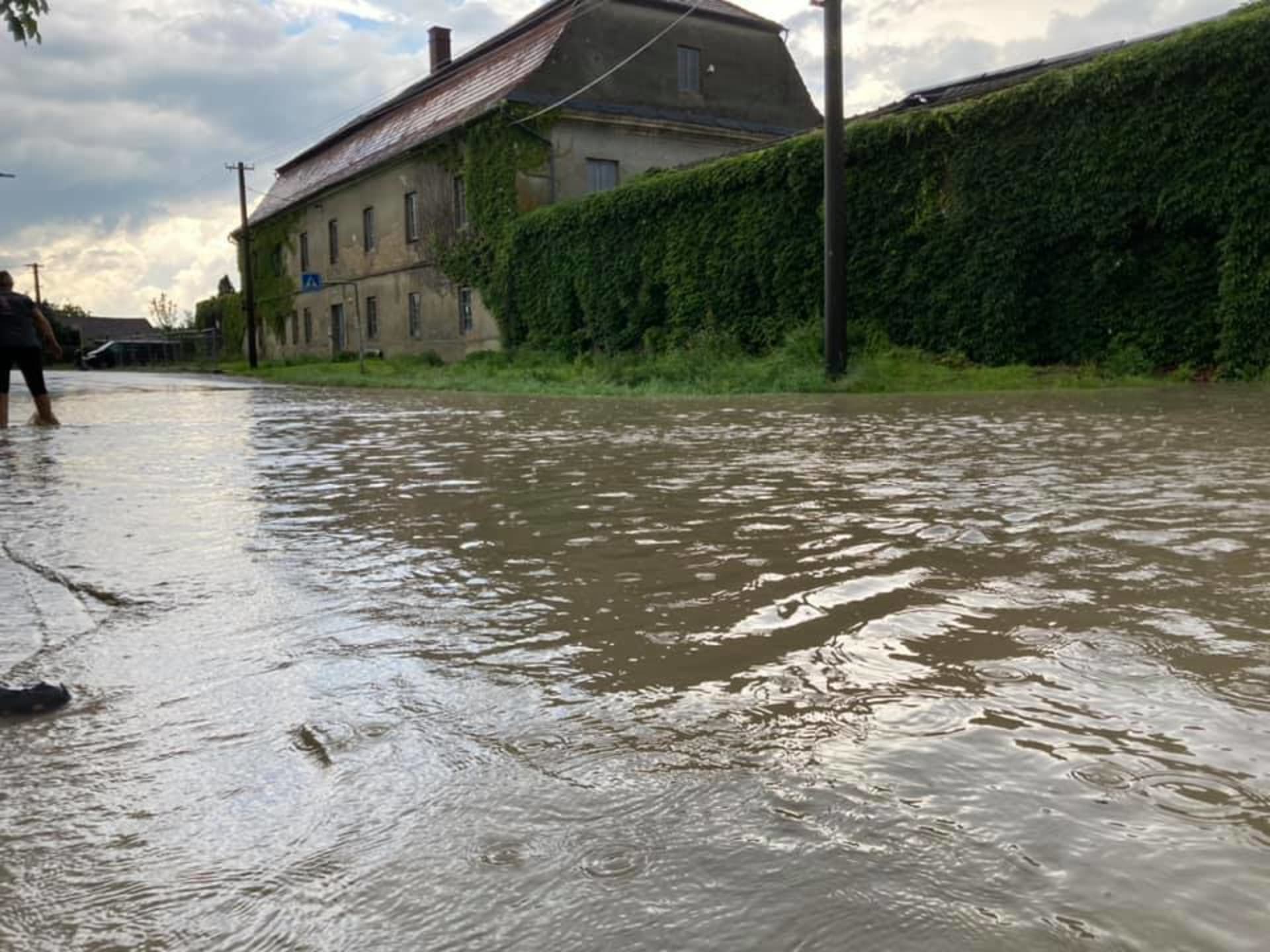 Voda zatopila ulici v Litomyšli (zdroj: Nikola Ondráčková)