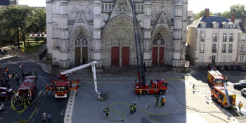Nantes: Policie opět zatkla podezřelého z požáru katedrály, k činu se přiznal