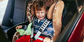 Nenechávejte děti v rozpálených autech. Přehřátí způsobuje křeče i otok mozku