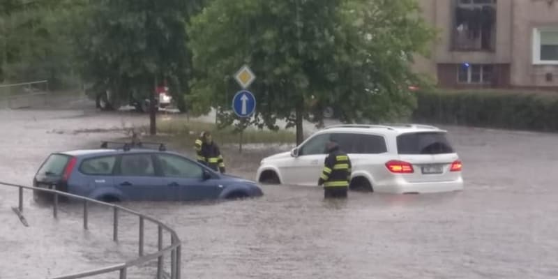 Hasiči v Rakovníku pomohli s evakuací 11 lidí z několika vozidel (zdroj: Jirka Tuček)