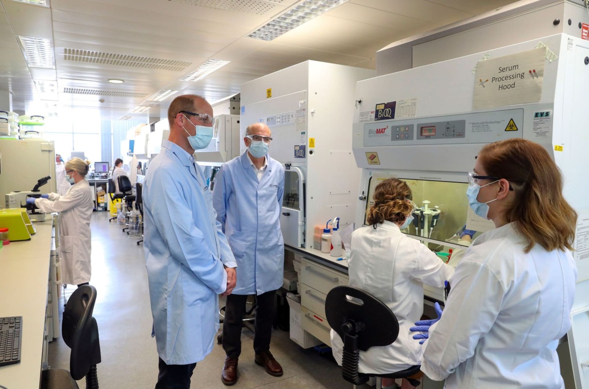 Vědecký tým z Oxfordu navštívil během vývoje koronavirové vakcíny také princ William.