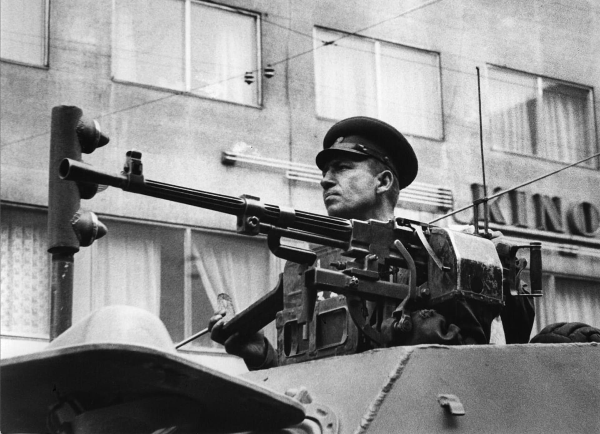 Velitel sovětského obrněného transportéru BRDM-1 projíždějícího Prahou v prvních dnech okupace (na lafetě je vidět kulomet SGMB).