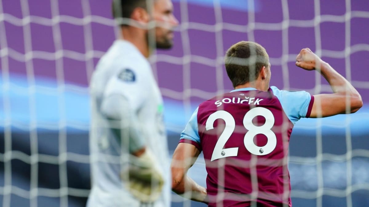 Fotbalový záložník Tomáš Souček přestoupil ze Slavie do West Hamu, klub na něj využil opci. Oficiálně bude obchod oznámen po nedělním konci sezony.