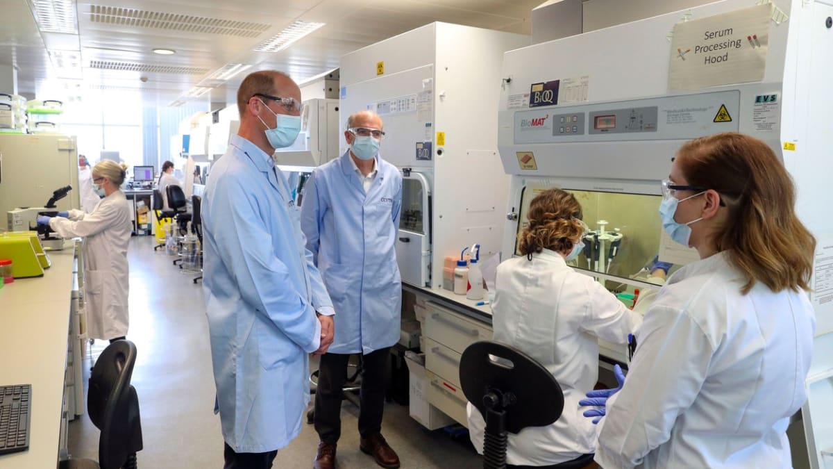 Vědecký tým z Oxfordu navštívil během vývoje koronavirové vakcíny také princ William.