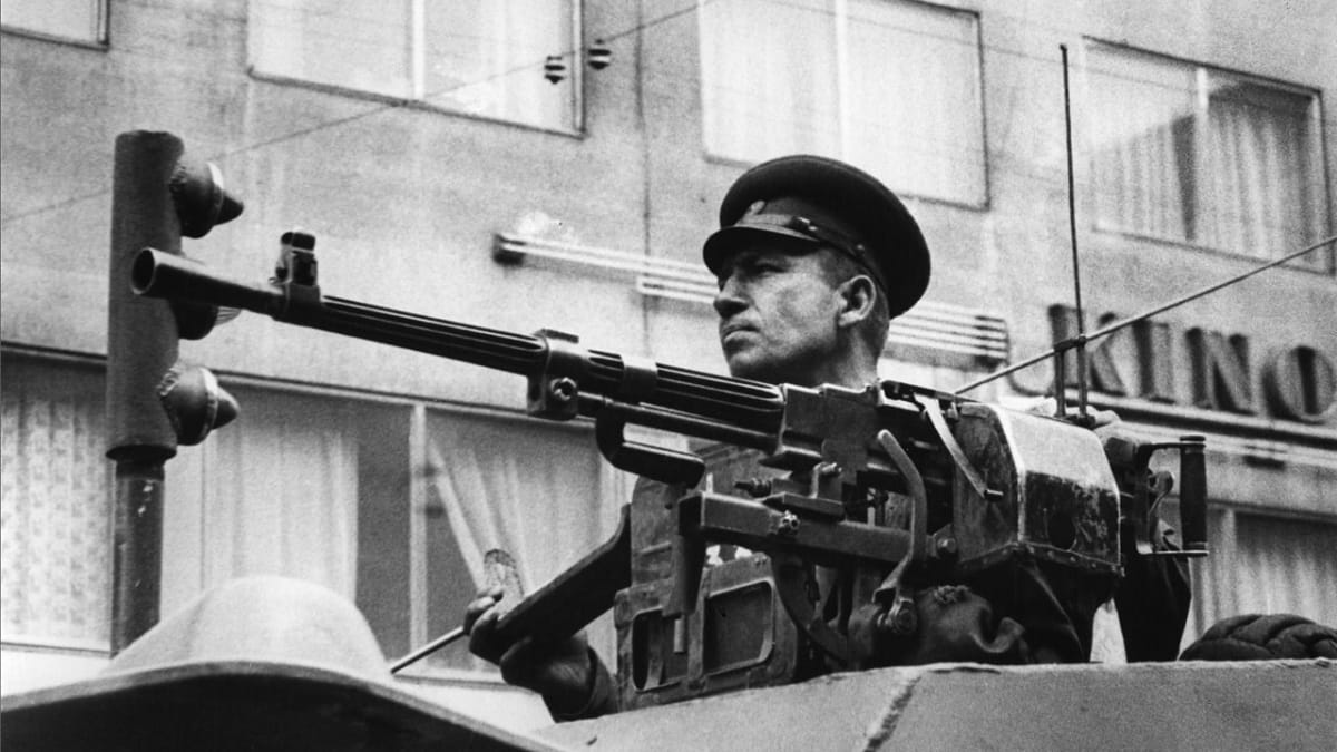 Velitel sovětského obrněného transportéru BRDM-1 projíždějícího Prahou v prvních dnech okupace (na lafetě je vidět kulomet SGMB)