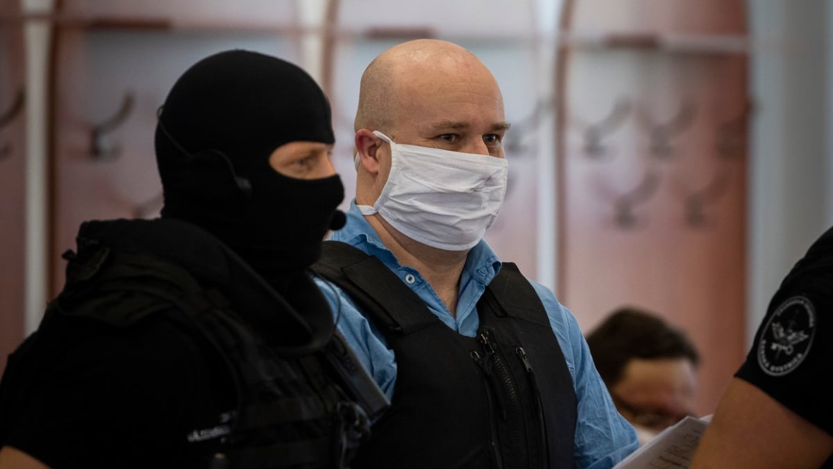 Zoltán Andruskó (s rouškou) vypovídá u soudu ve slovenském Pezinku v případu vraždy novináře Jána Kuciaka.