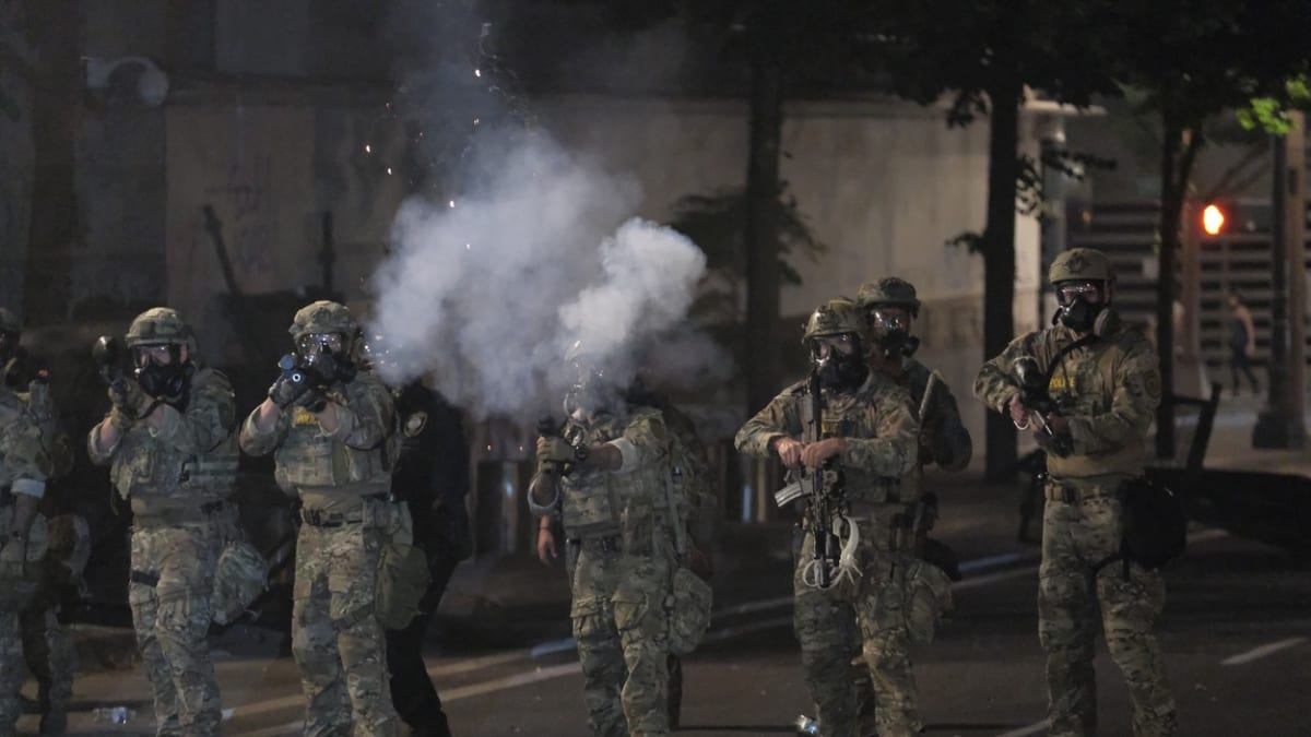 Noční protesty v Portlandu rozehnali ozbrojení policisté