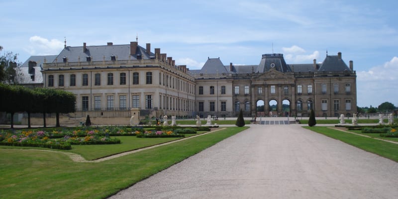 Francouzský zámek Lunéville po částečné rekonstrukci v roce 2011.
