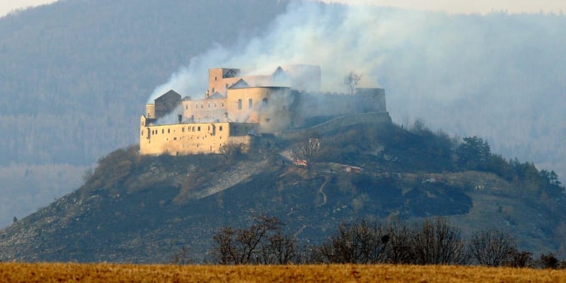 V březnu roku 2012 vzplál slovenský hrad Krásna Horka.