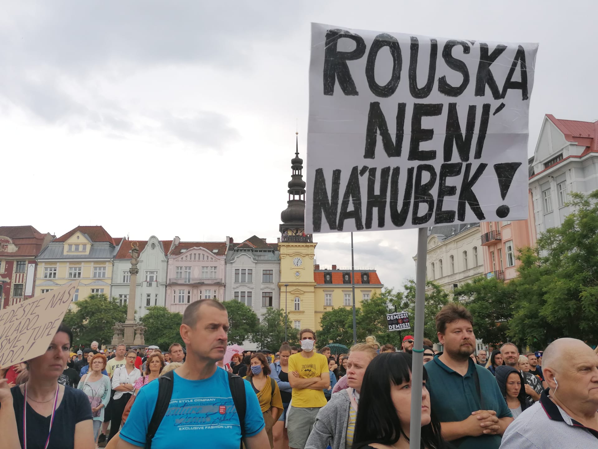 Lidé demonstrují v Ostravě proti nařízení krajských hygieniků.