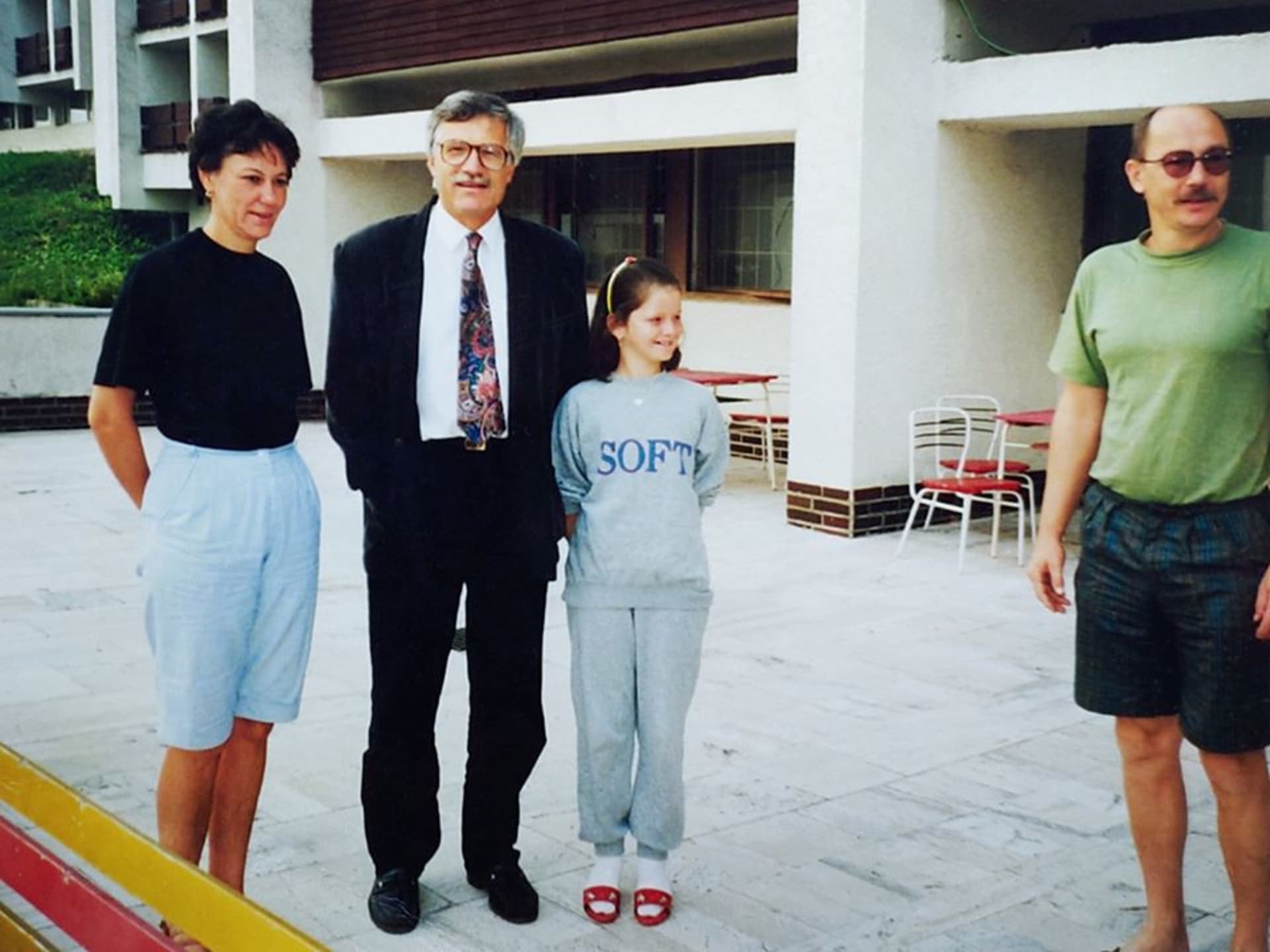 Tehdy jedenáctiletá Jana Maláčová v šedivé soupravě stojí po levém boku exprezidenta Václava Klause.