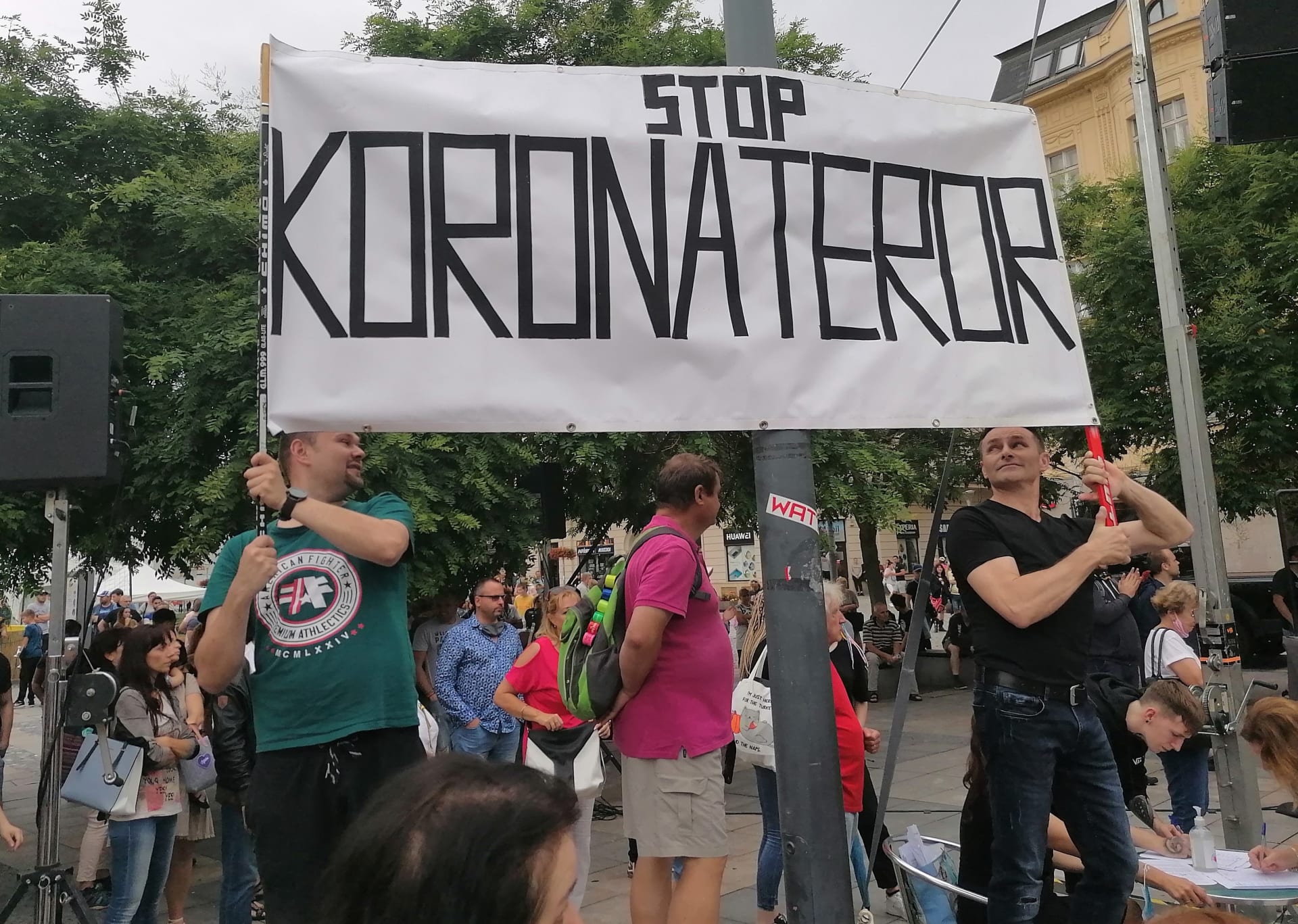 Muži demonstrují v Ostravě proti pátečnímu rozhodnutí hygieniků.