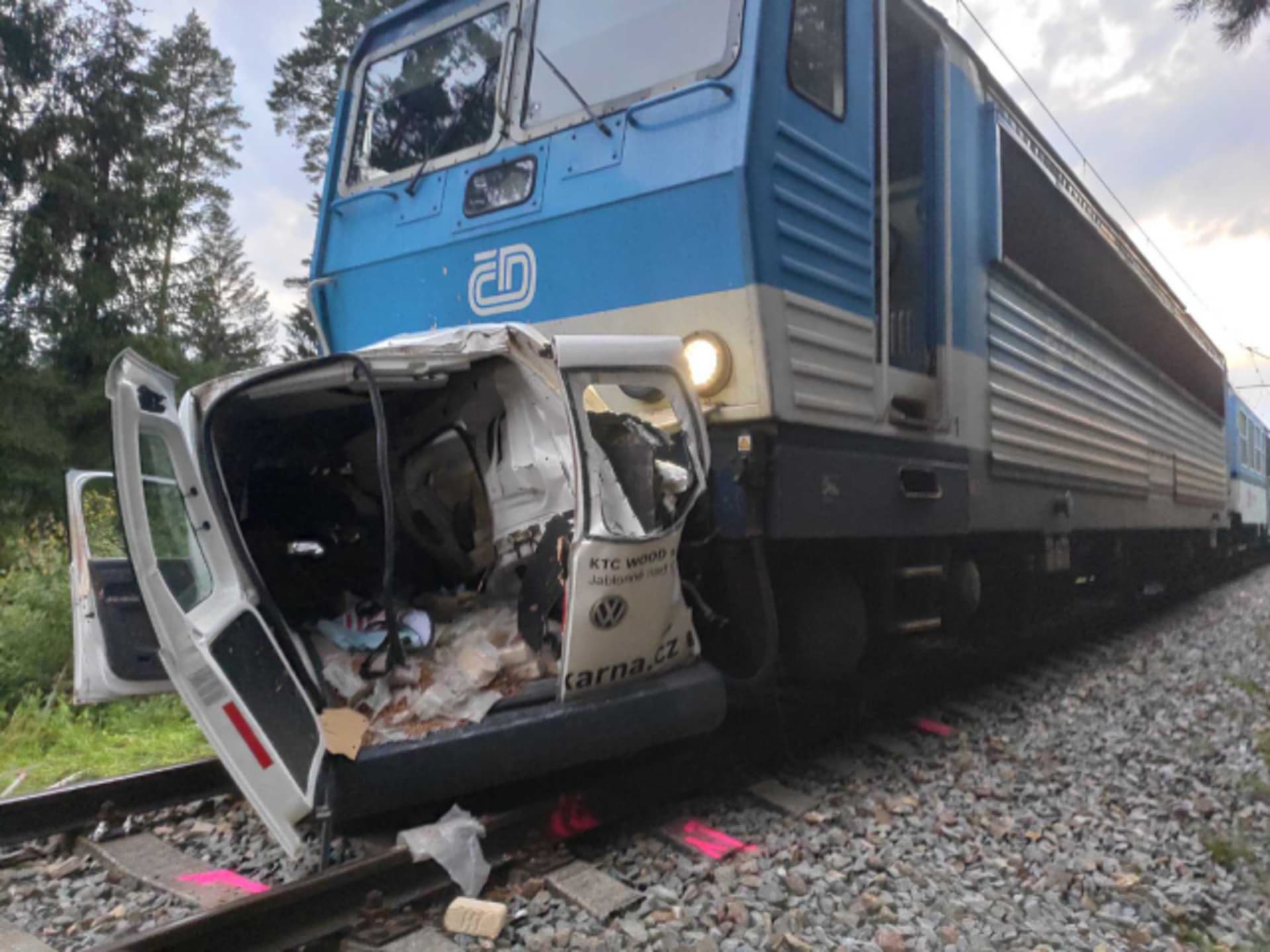 Následky nehody na železničním přejezdu na Rychnovsku