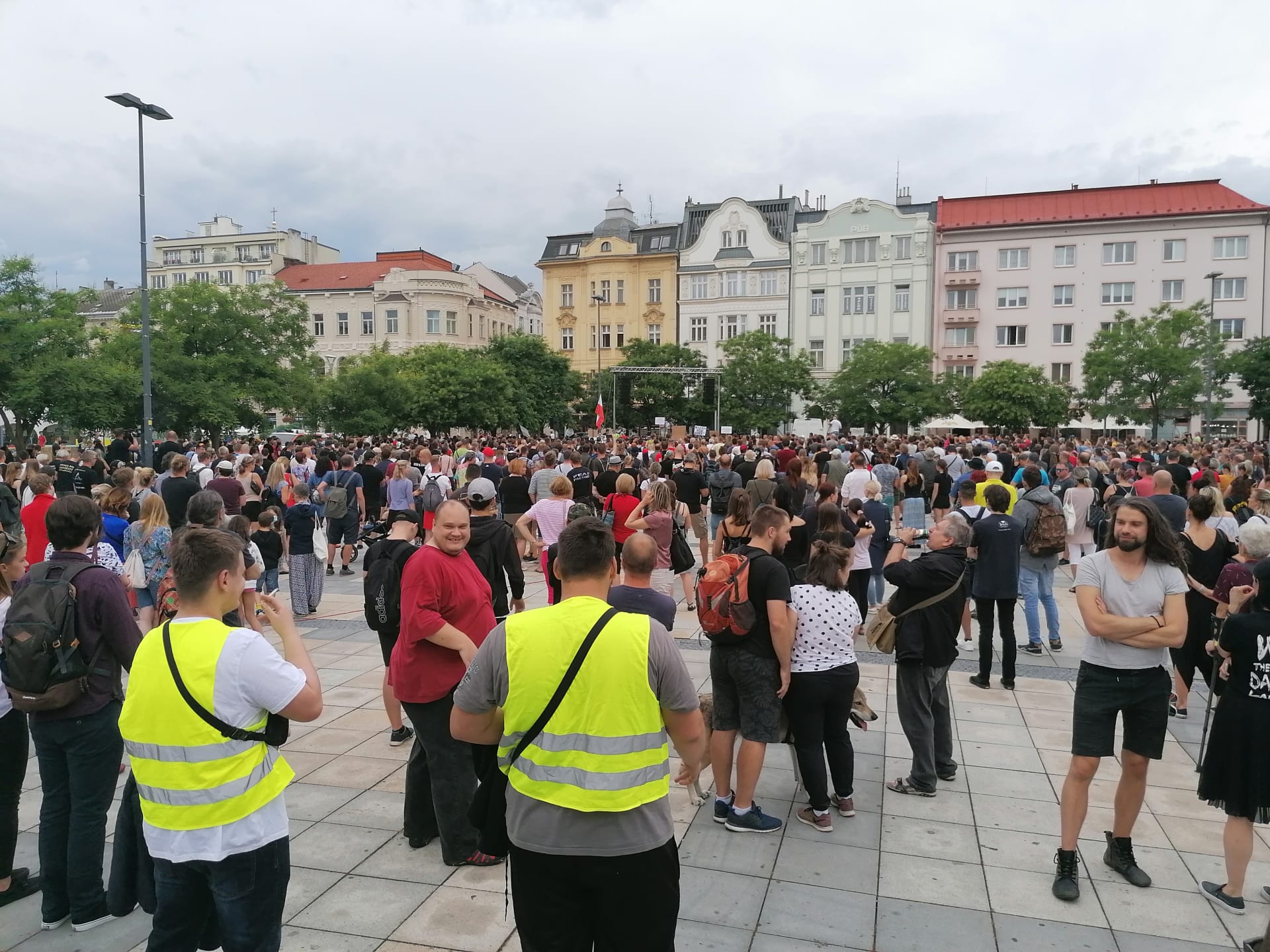 Na demonstraci na Masarykově náměstí v Ostravě se v pondělí sešly až 2 000 lidí.