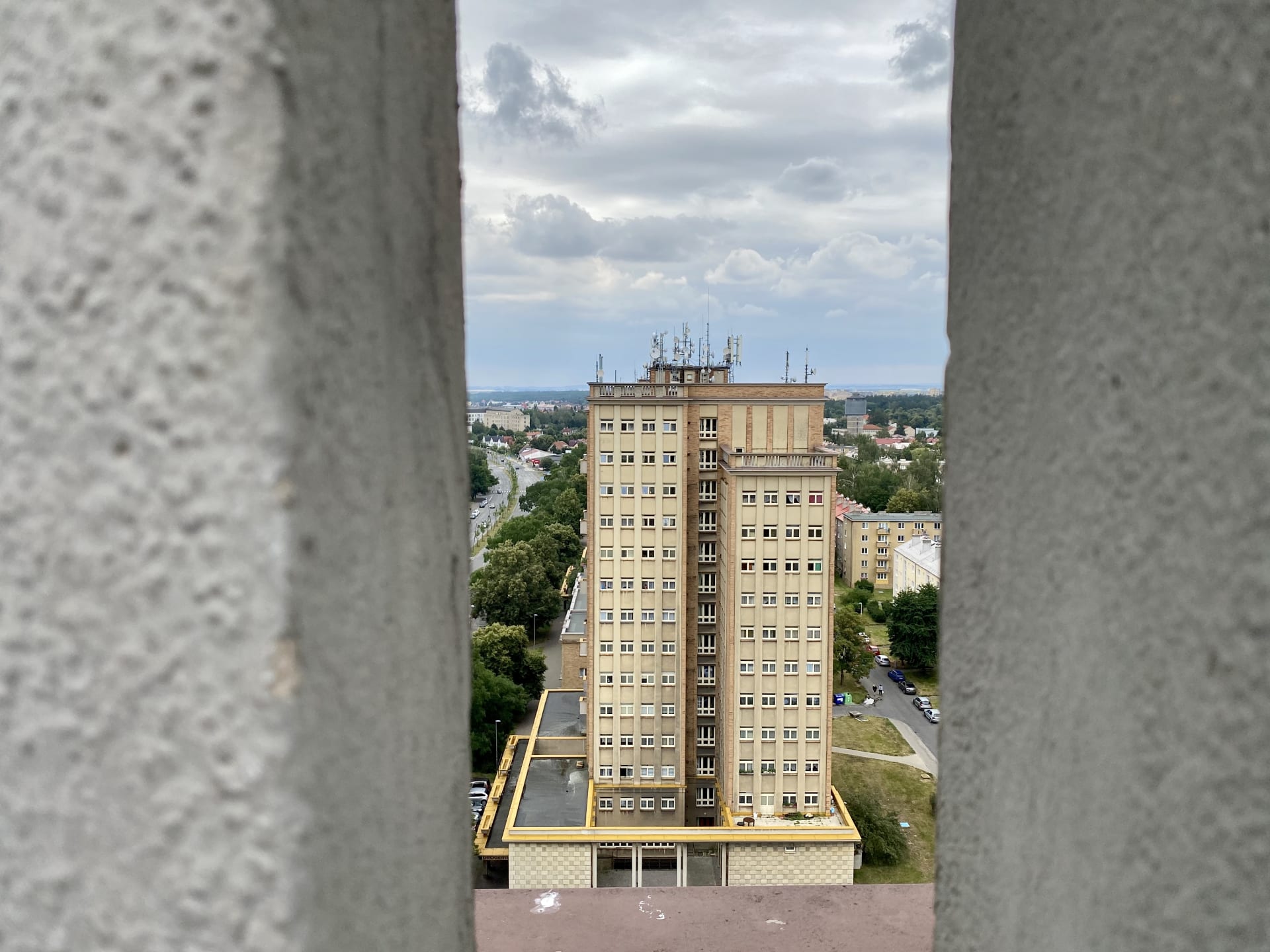 Výhled z terasy na další kladenský věžák