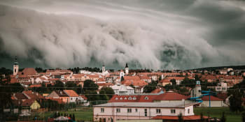 Zajímavá podívaná: Nad Zlínskem se objevil shelf cloud, který se málem dotkl země