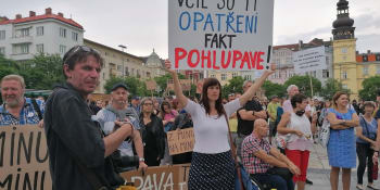 Ostrava v rouškách. Demonstranti manipulují s čísly a Stodolní „usíná“ už před půlnocí