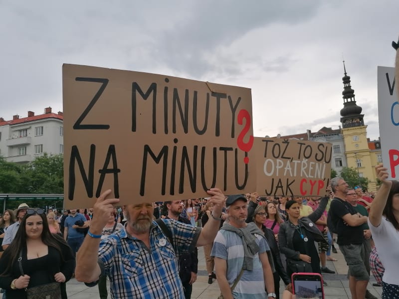 Lidé přinesli na pondělní demonstraci v Ostravě vlastní plakáty s typickým ostravským nářečím.