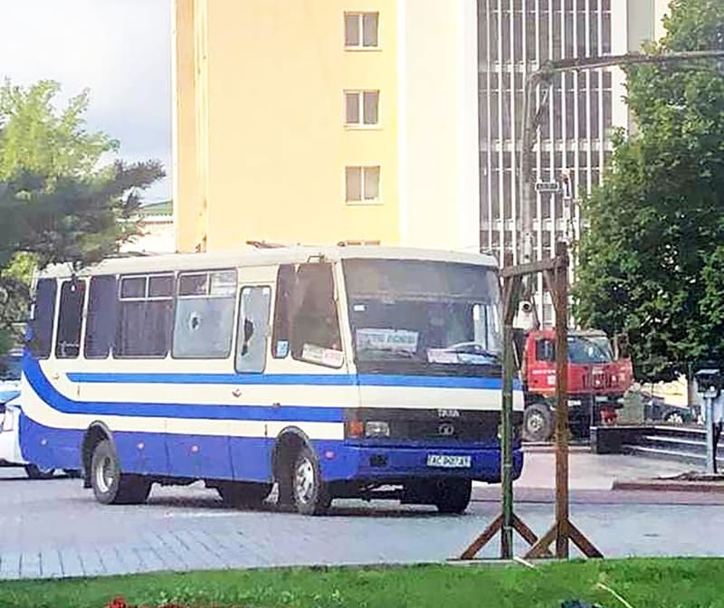 Ozbrojenec na Ukrajině drží v autobuse 20 rukojmích