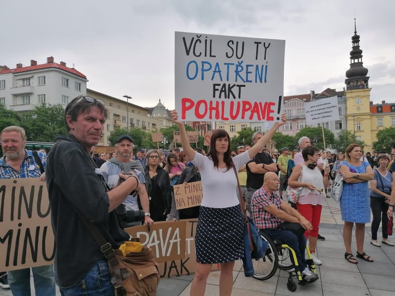 Žena přišla na pondělní demonstraci na Masarykovo náměstí s vlastnoručně vyrobenou cedulí aneb lidová tvořivost po Ostravsku.