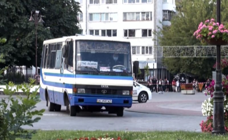 Ozbrojenec v ukrajinském Lucku drží 20 rukojmí v autobuse