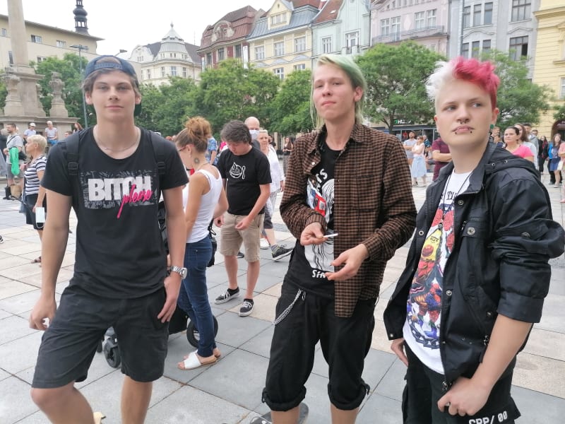 Studenti Jan Kratochvíl a Martin Vladek (zleva) a jejich známý dorazili na ostravskou demonstraci.