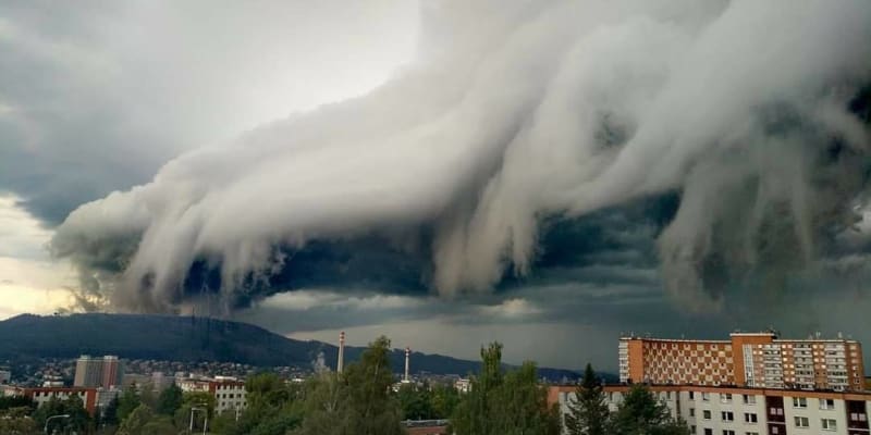Tento typ mraků často doprovází silné poryvy větru a intenzivní srážky.