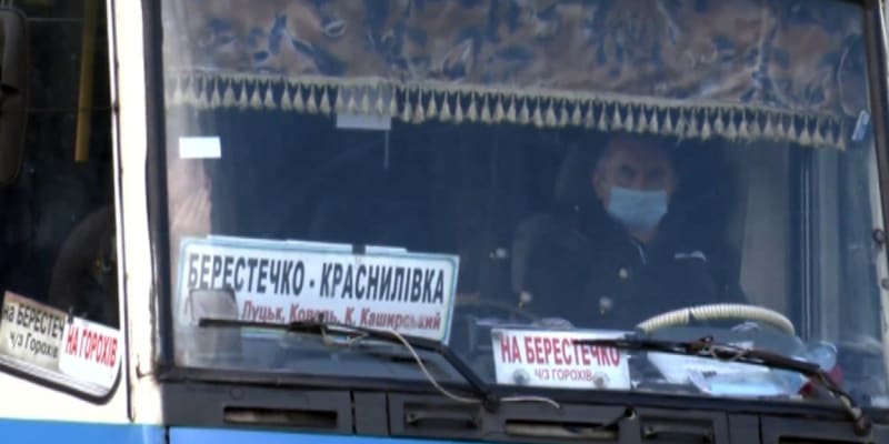 Ozbrojenec v ukrajinském Lucku drží 20 rukojmí v autobuse