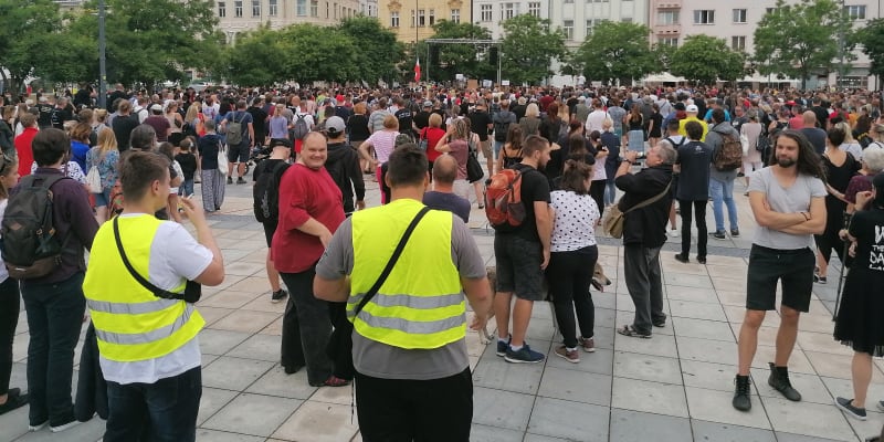 Na demonstraci na Masarykově náměstí v Ostravě se v pondělí sešly až 2 000 lidí.