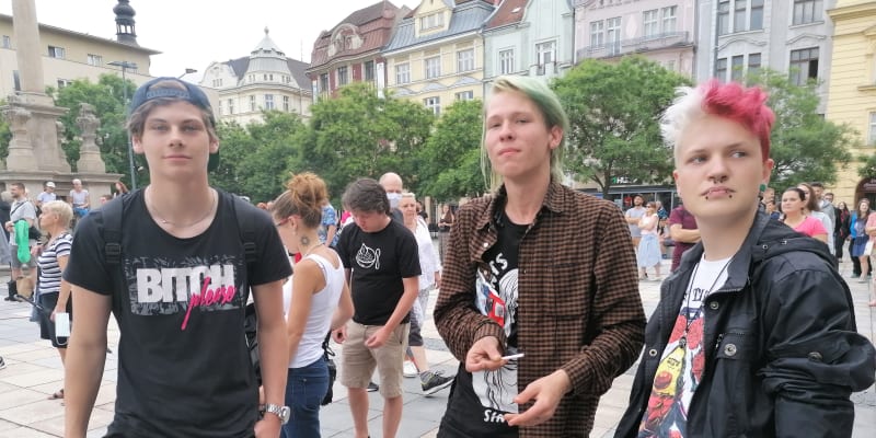 Studenti Jan Kratochvíl a Martin Vladek (zleva) a jejich známý dorazili na ostravskou demonstraci.