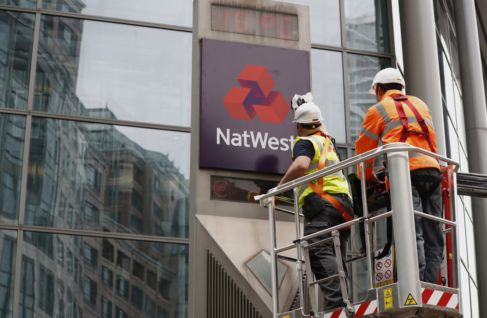 Technici mění vývěsní štít na budově banky v centru Londýna na NatWest.