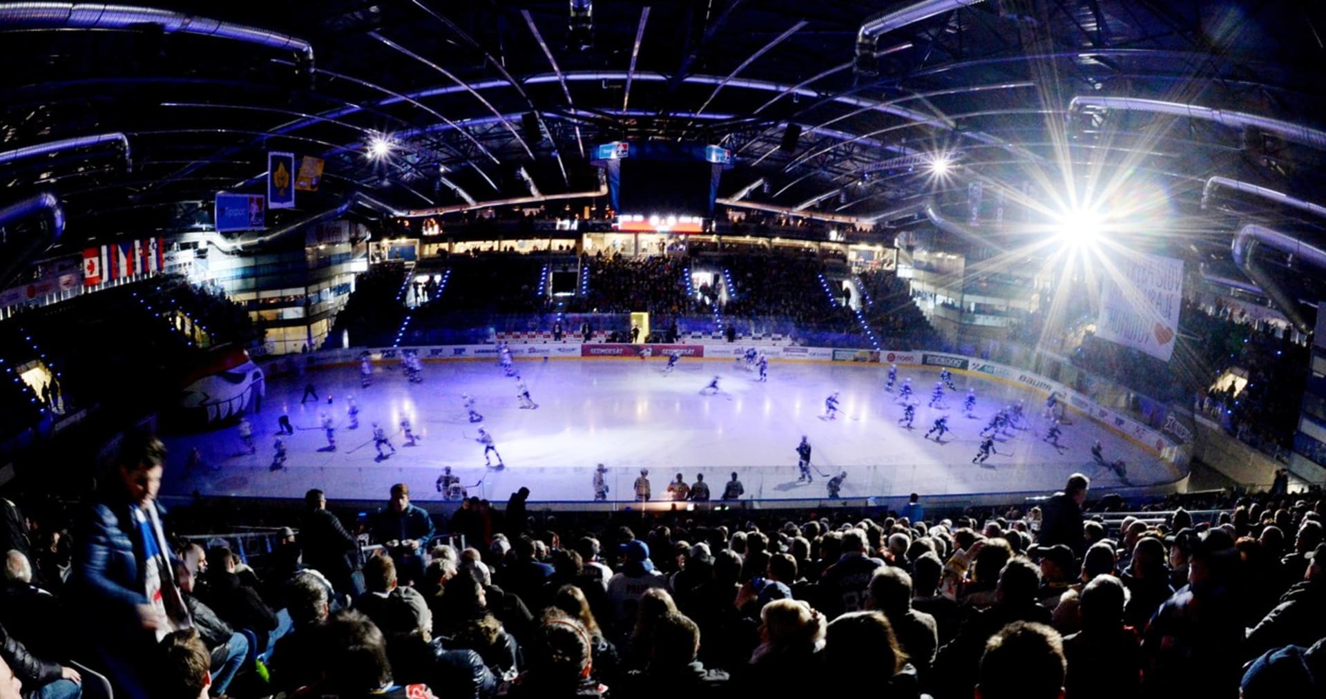 Záběr do Rocknet arény, v níž hokejový klub Piráti Chomutov odehrál šest extraligových sezon. V té stávající však bude působit v krajském přeboru.