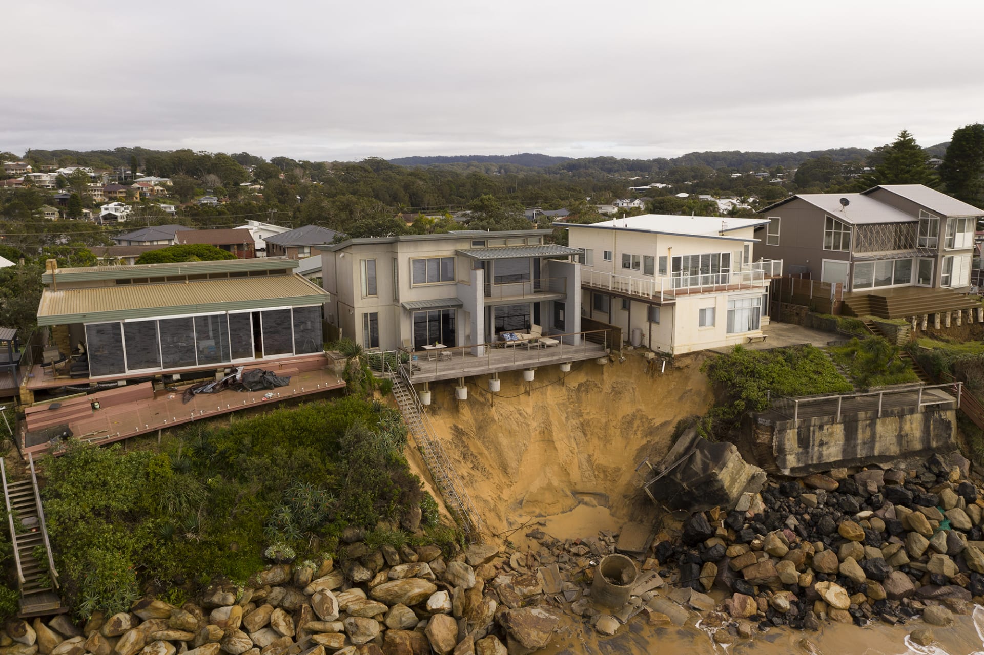 Luxusním domům na australském pobřeží New South Wales hrozí, že se sesunou do oceánu.