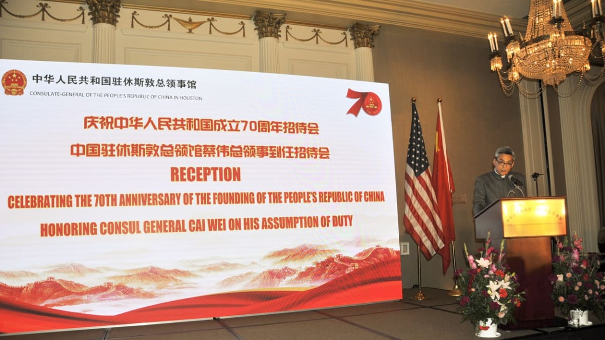 Čínský generální konzul Cai Wei mluví při recepci v budově konzulátu v americkém Houstonu v září loňského roku.
