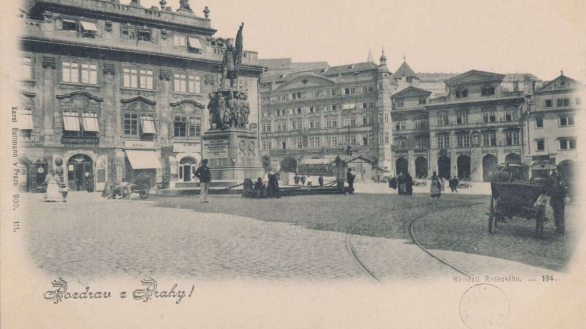 Socha maršála Radeckého na dobové pohlednici. Vlevo mohutný Grömlingovský palác, též dům U kamenného stolu, čp. 5, zasahující šikmo do náměstí. V roce 1874 zde byla v přízemí otevřena kavárna Café Radetzky, přejmenovaná později na Malostranskou.  