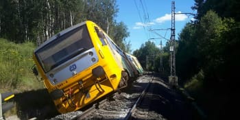 Vlak Českých drah RegioNova vykolejil u Lázní Kynžvart. Sedm lidí se zranilo 