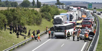Autobus plný policistů havaroval na dálnici D1. Doprava kvůli tomu stála dvě a půl hodiny