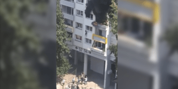 Dva chlapci vyskočili v Grenoblu z hořícího domu. Plachtili deset metrů
