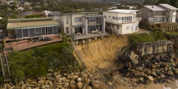 Luxusním domům na australském pobřeží hrozí, že je pohltí moře. Obyvatelé se evakuují