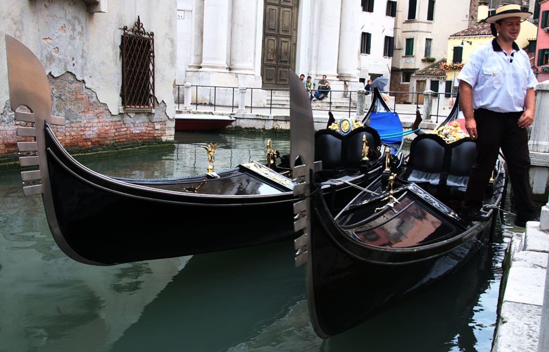 Gondola je tradiční veslařská loď s plochým dnem, která byla po staletí nejběžnějším plavidlem v Benátkách.