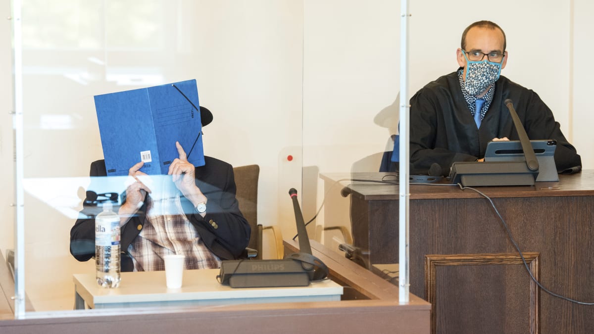 93letý bývalý člen SS si u soudu v Hamburku zakrývá tvář. 