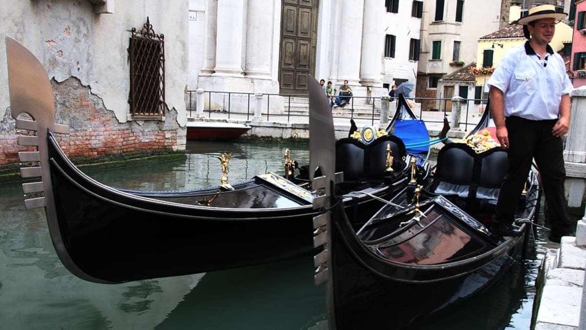 Gondola je tradiční veslařská loď s plochým dnem, která byla po staletí nejběžnějším plavidlem v Benátkách.