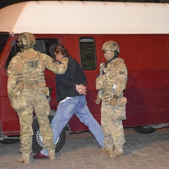 Příslušníci speciálních jednotek ukrajinské policie zadržují únosce autobusu Maxima Krivoše poté, co propustil rukojmí.