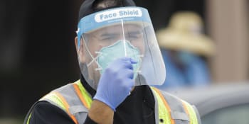 Plastové obličejové štíty nejsou plnou ochranou proti koronaviru, tvrdí švýcarské úřady